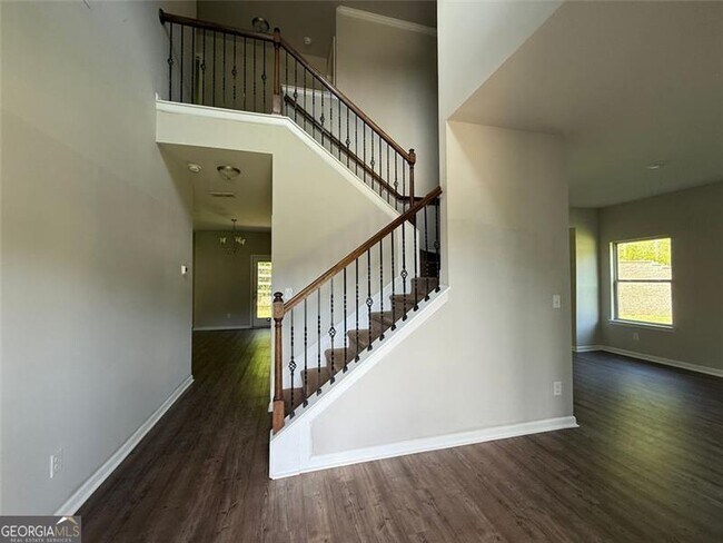 Foto del edificio - 221 Creek View Pl