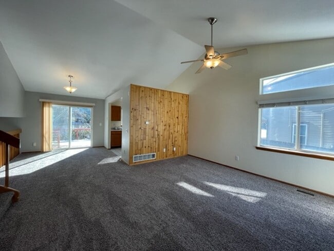 Building Photo - Stratford Lake 4-Level