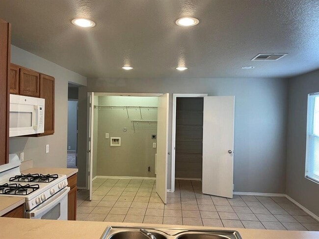 Building Photo - 907 Grand Plains Dr