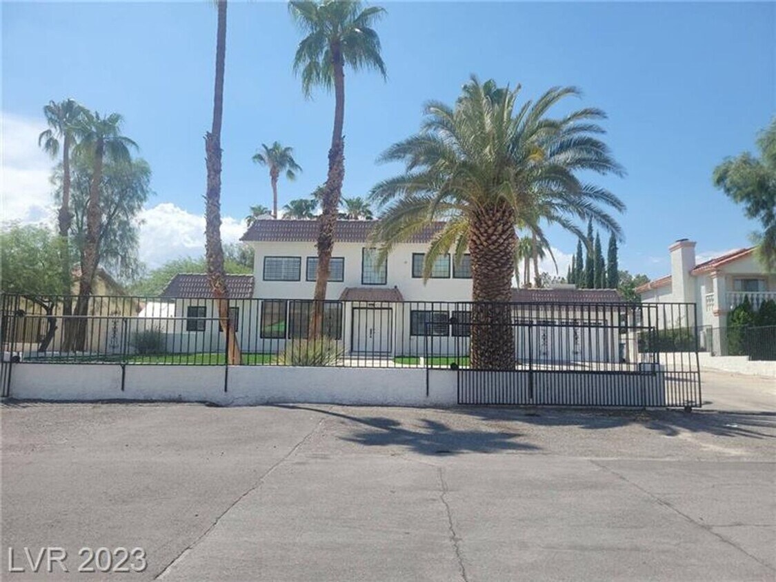 Primary Photo - BEAUITFUL PROPERTY WITH A POOL AND SPA!