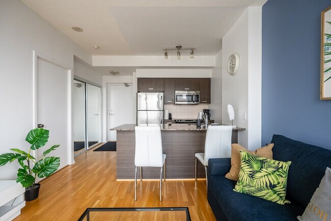 Building Photo - 832 Bay St.