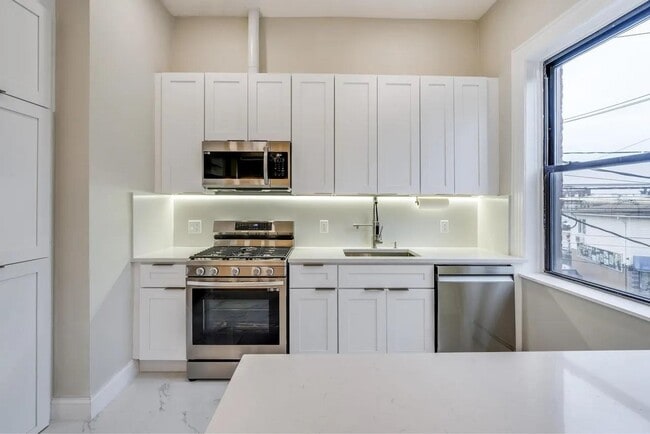 Building Photo - 3302 Palisade Ave