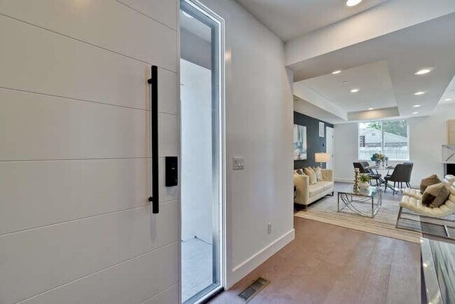 Foto del edificio - 536 N Whisman Rd
