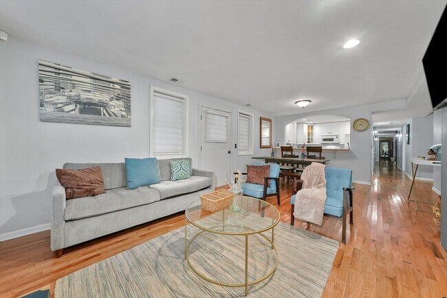 Open floorpan with hardwood floors throughout - 4212 N Ashland Ave