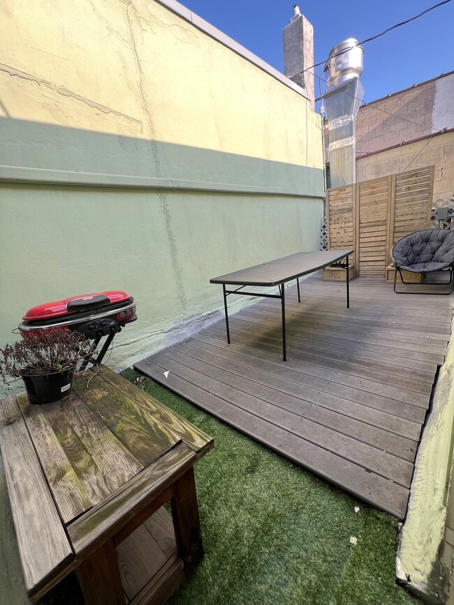 Patio - 10 E Main St