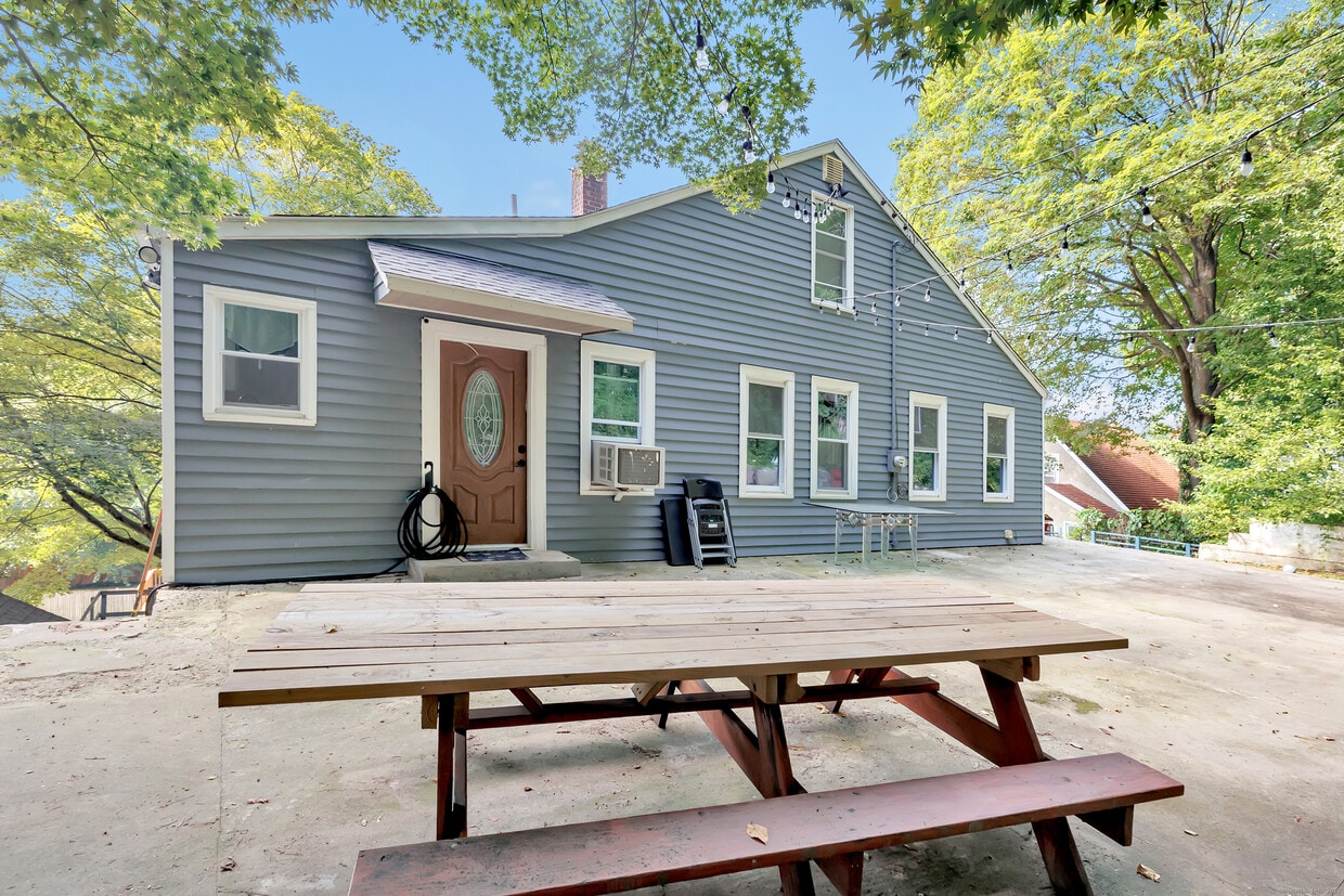 Primary Photo - 18 Vose St