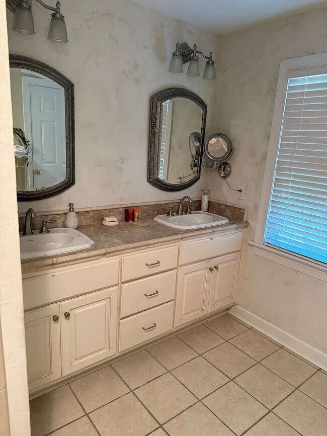 Foto del edificio - 802 Jamestown Rd