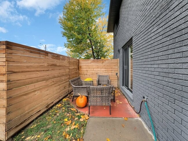 Building Photo - 493 Queen Victoria Dr