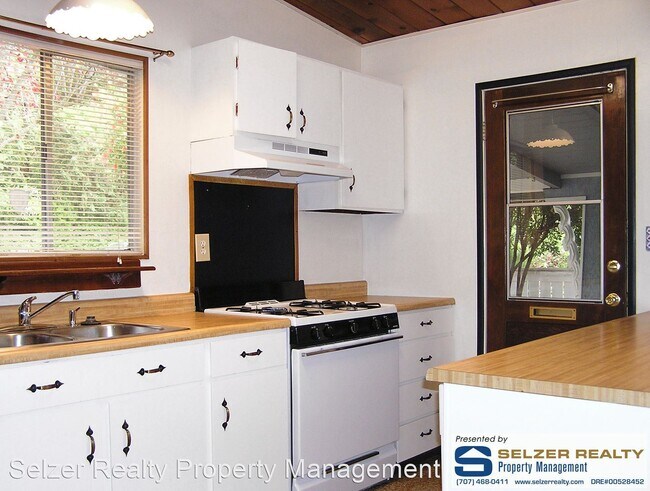 Building Photo - 2 br, 1.5 bath House - 517 S. Oak St.
