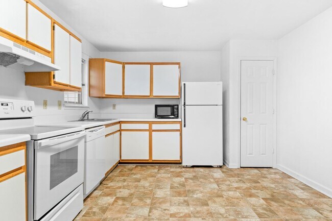 Foto del edificio - 4 Bed/2 1/2 Bathroom On Bus Line