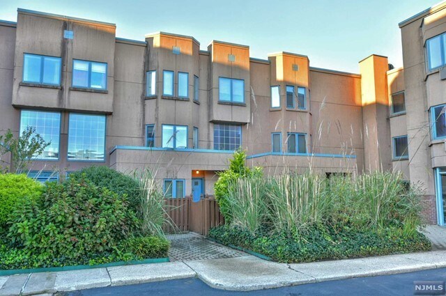Building Photo - 950 River Rd