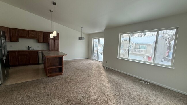 Building Photo - Lovely west Facing 3 Bed, 2 Bath, 2 Car Garage Townhouse!  Available now!