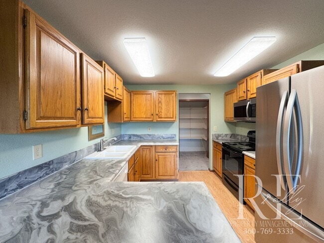 Building Photo - Highland Greens Golf Course Living