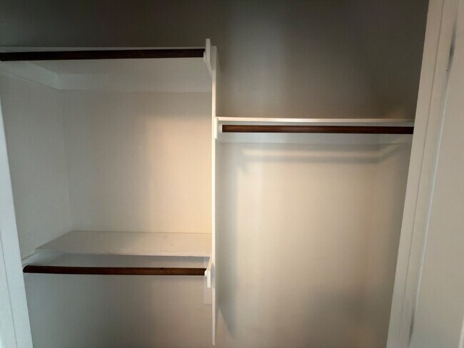 Foto del edificio - Four bed two bath on a corner lot with a pool in Sunfield. Gas cook top, double ovens. Open kitch...