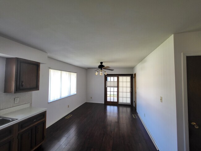 Dining area - 8745 Kammerer Ave