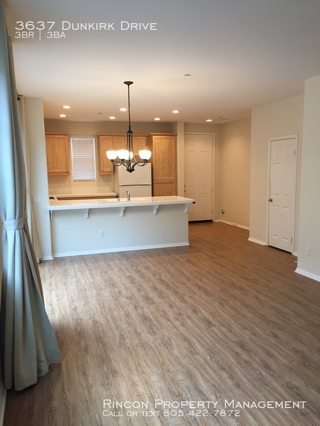 Building Photo - 3 Bedroom/2.5 Oxnard Townhouse in Orbela