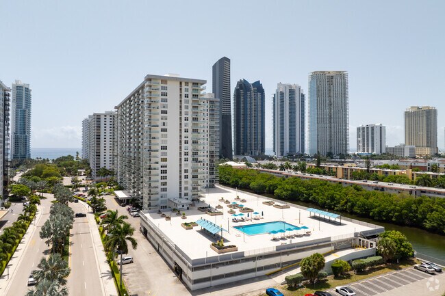 Building Photo - Winston Towers 300