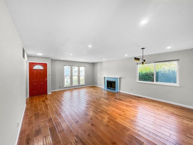 Foto del edificio - Spacious & Bright 3BD/2BA Home with Family...