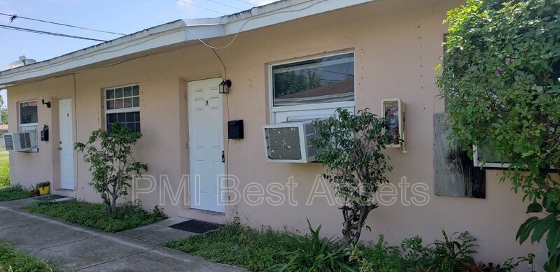 Foto principal - 2711 NW 1st St
