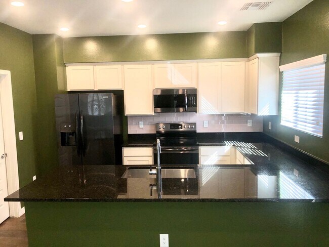 Building Photo - ELEGANT 2 Bed/ 2.5 bath Townhome In Gilbert!