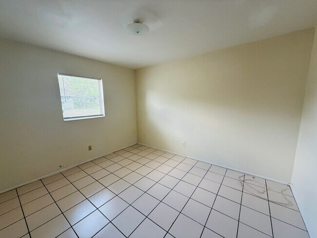 Foto del edificio - Affordable 2 Bedroom, 1 Bath half duplex in North Tampa