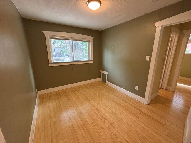 Building Photo - 602-604 S Park St DUPLEX