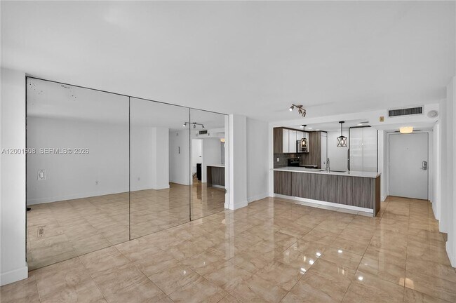Foto del edificio - 600 NE 36th St