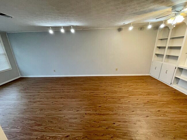 Foto del edificio - 2010 Willoway Ct N