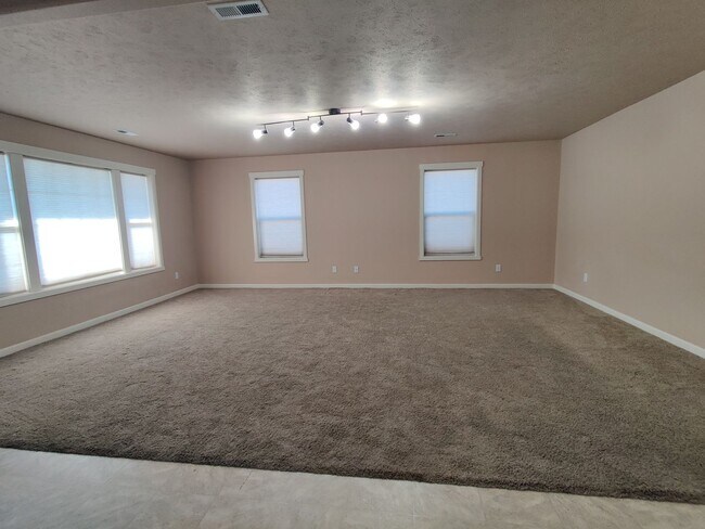 Building Photo - Great West Pasco Location with Updates thr...