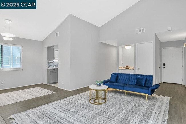 Foto del edificio - 1072 Maywood Ln