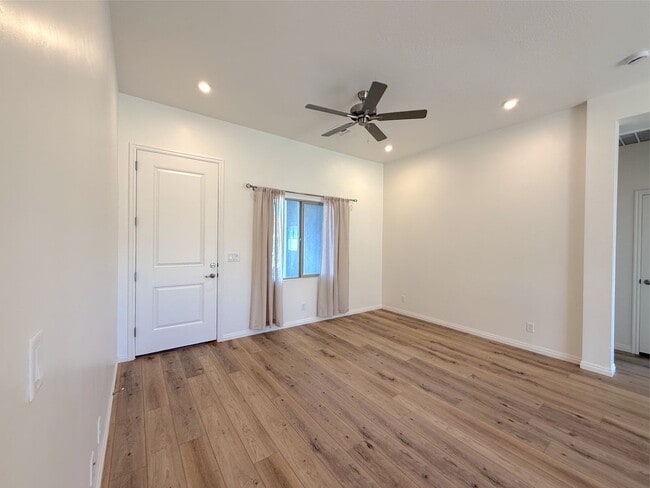 Building Photo - 3 bed, 2.5 Bath 2 car garage home