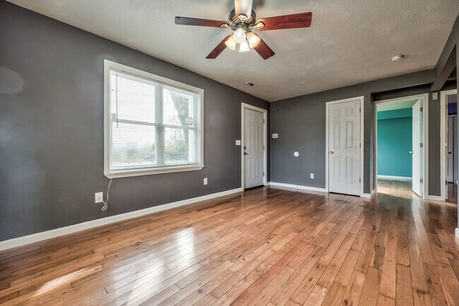 Living room - 490 Shawnee Rd
