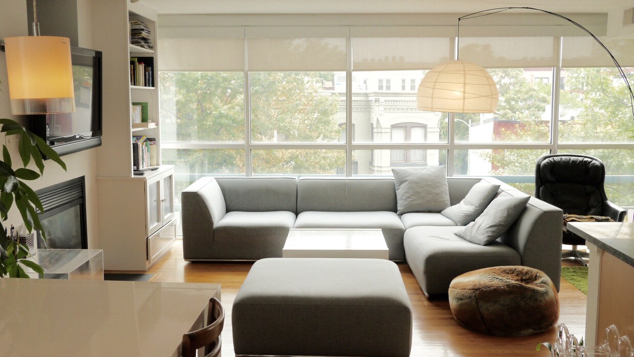 Estar de plano abierto, - ventanales en tres lados - 1441 Florida Ave NW