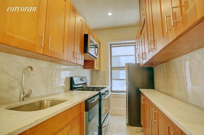 Building Photo - 860 Riverside Dr