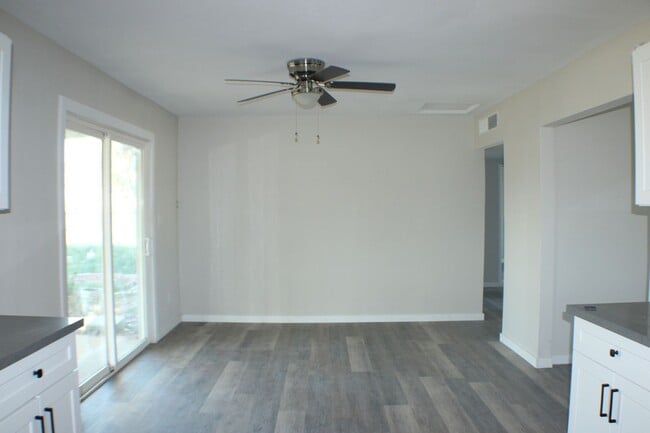 Building Photo - Beautiful Rental with Fireplace, Granite C...