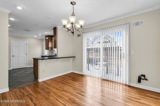 Building Photo - 1613 Beacon St