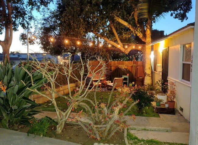 Área del patio delantero/patio - 5042 Sawtelle Blvd