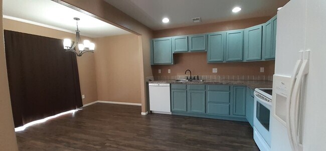 Building Photo - Available July 1 - Fabulous 3 bed, 1.5 bat...