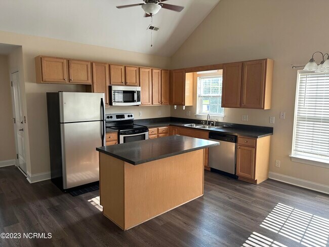 Foto del edificio - 389 Tamarack Dr