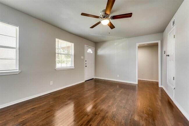 Building Photo - 202 E Kingsley Rd