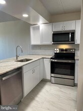 Building Photo - 200 Lombard St