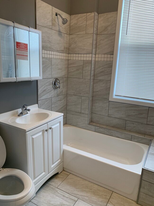 Foto del edificio - 714 W 59th St