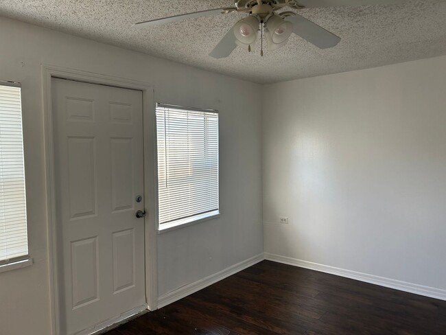 Building Photo - Spacious 4/2 Family Home on Westside Jax!