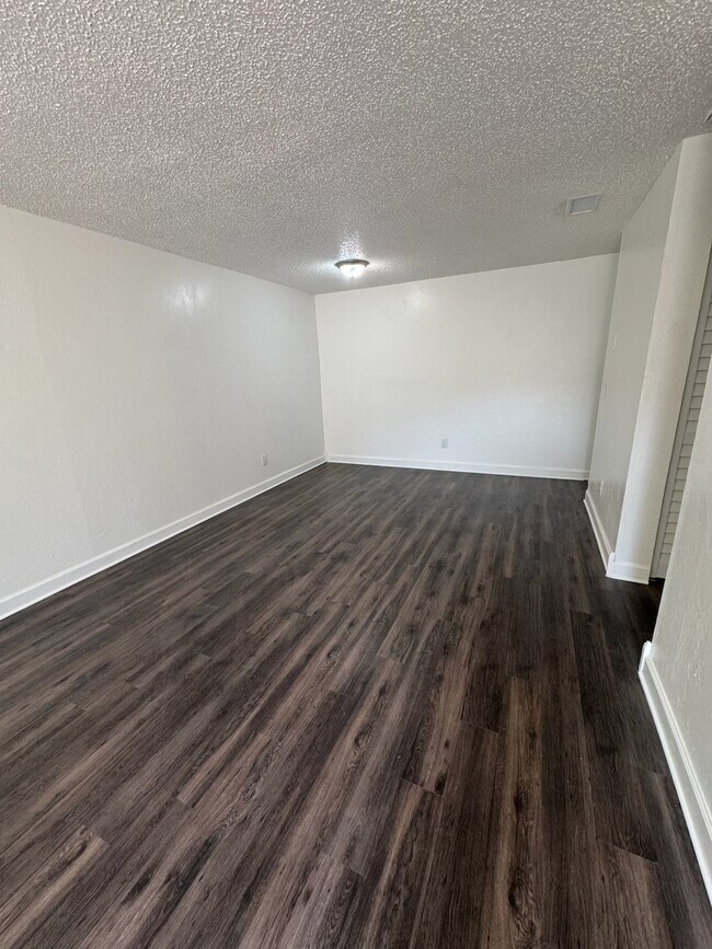 Foto del edificio - 8565 Channelview Cir