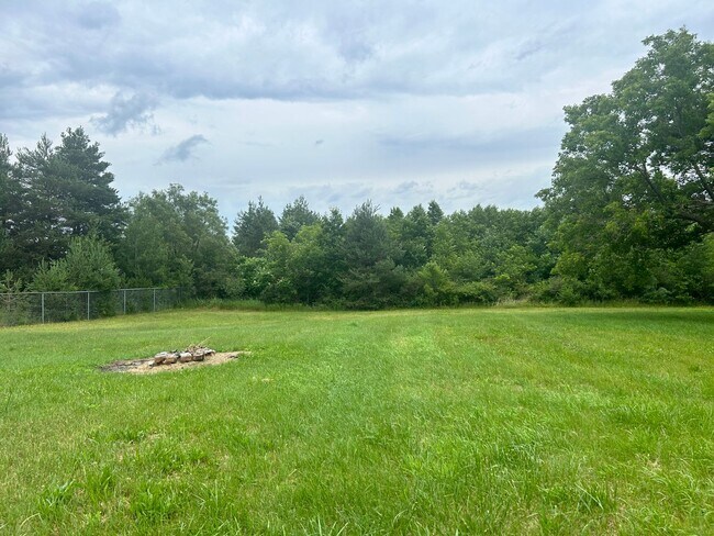 Building Photo - Welcome Home to this 3 Bedroom / 2 Bath Ho...