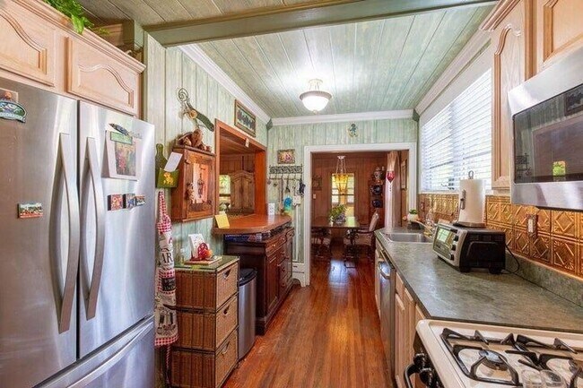 Building Photo - 1016 N E St