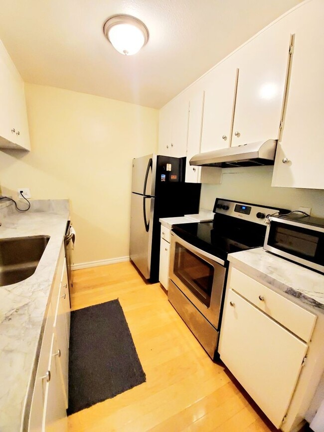 Building Photo - Lovely 1 bedroom at Shelter Creek