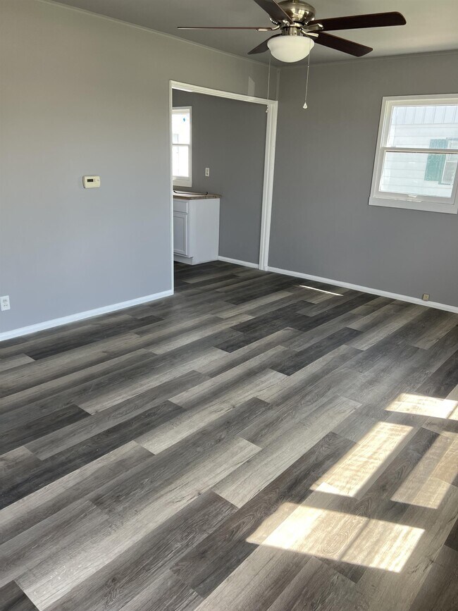 Building Photo - 619 W Lakewood Ave