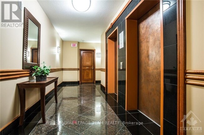 Building Photo - 570 Laurier Ave W