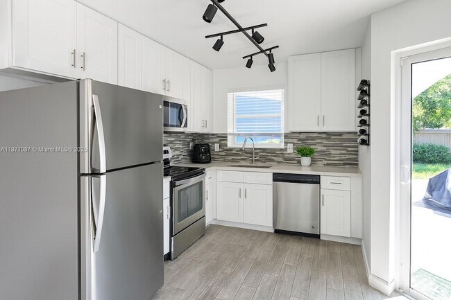 Building Photo - 2321 Island Dr